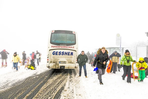 Persone arrivano con i mezzi pubblici al Feldberg in — Foto Stock