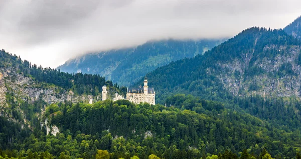 Château de Neuschwanstein en éclaircissant les nuages — Photo