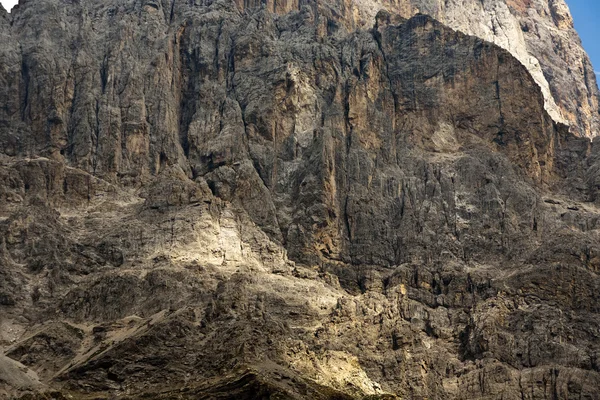 Paisaje escénico en las dolomitas en Rolle Pass — Foto de Stock