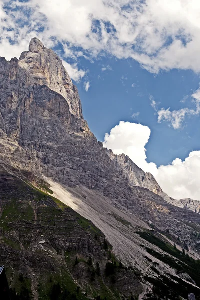 Paysage pittoresque dans les dolomites au col Rolle — Photo