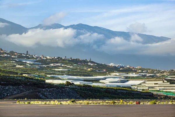 Visa från flygplatsen la palma till hills — Stockfoto