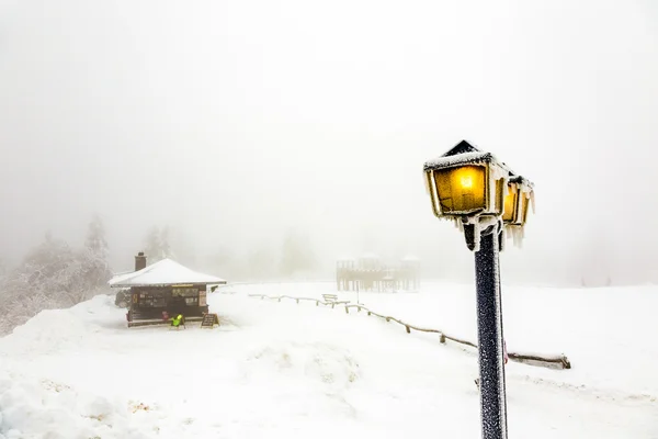 Lanterna coberta de gelo no inverno — Fotografia de Stock