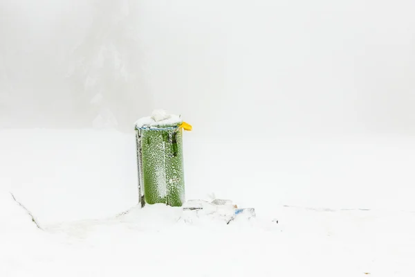 Koszu na śmieci w blizzard zimy i śniegu w Feldberg w Hesji — Zdjęcie stockowe