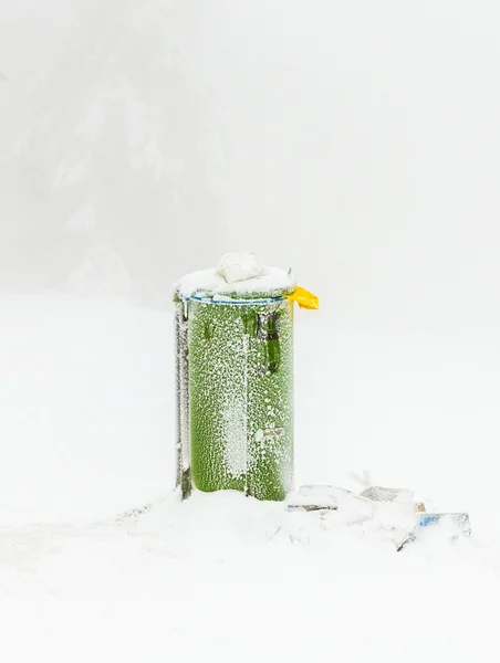 Garbage bin in winter and snow blizzard at the Feldberg in Hesse — Stock Photo, Image