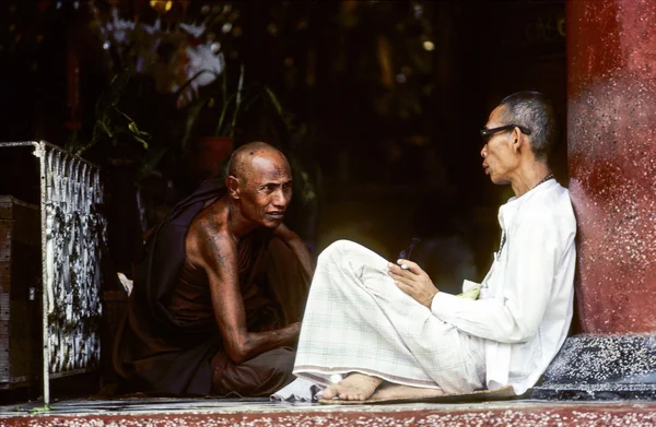 Mönche diskutieren in der Shwegadon-Pagode in Rangun — Stockfoto