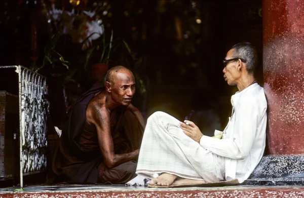 Monks are diskussing in the shwegadon Pagoda in Rangoon — Stock Photo, Image