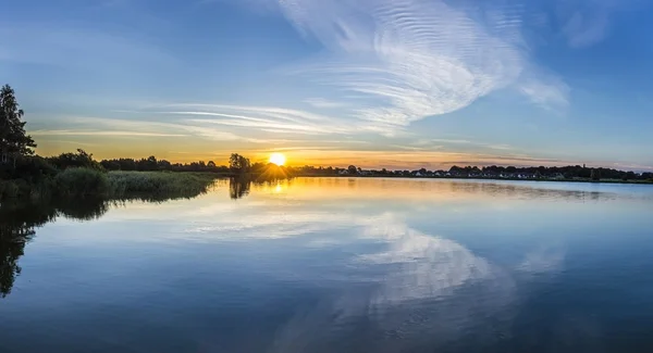 Solnedgång i Zinnowitz med reflektion av bakvattnet — Stockfoto