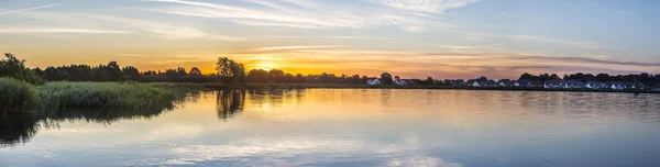 Solnedgång i Zinnowitz med reflektion av bakvattnet — Stockfoto