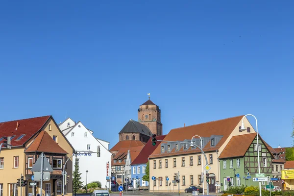 Iglesia gótica de San Petri en Wolgast bajo el cielo azul — Foto de Stock