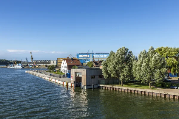 Vista al río Peene a la zona del astillero en Wolgast . — Foto de Stock