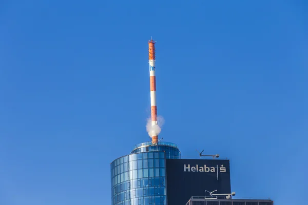 Arriba del rascacielos de la Torre Principal en la ciudad de Frankfurt — Foto de Stock