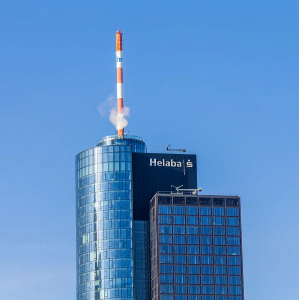 Arriba del rascacielos de la Torre Principal en la ciudad de Frankfurt —  Fotos de Stock