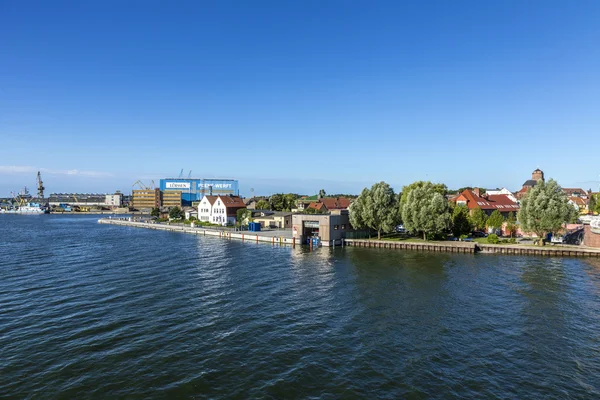 Vue sur la rivière Peene jusqu'au chantier naval de Wolgast . — Photo