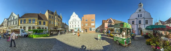 People at famous Market place in Wolgast — Stock fotografie