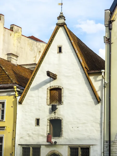 Fachada de casa de comerciantes velhos na cidade velha em Tallinn — Fotografia de Stock