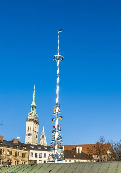 München, Tyskland, bayerska Maypole på Viktualienmarkt — Stockfoto