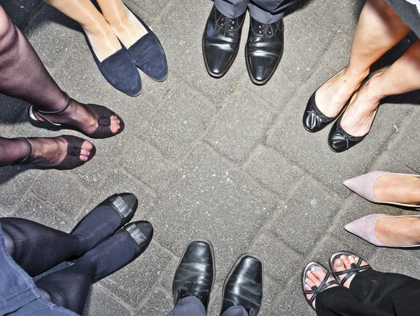 Παπούτσια των ανθρώπων κόμμα στέκεται σε έναν κύκλο — Φωτογραφία Αρχείου