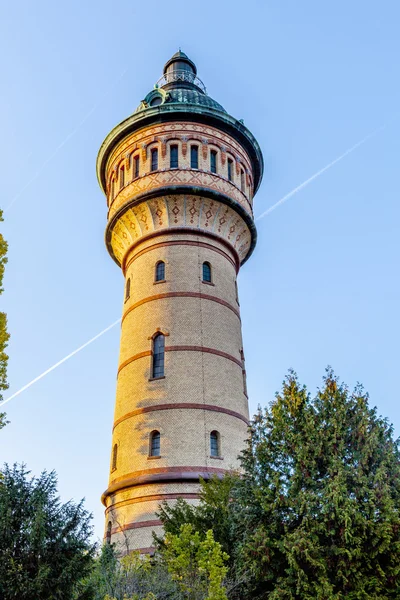 水塔在威斯巴登布里希 — 图库照片