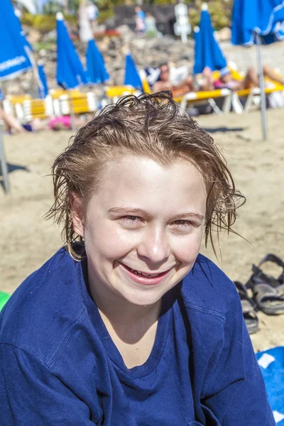 Adolescente na praia — Fotografia de Stock