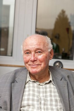 Komuta sizde sandalyeye oturur ve mutlu görünüyor