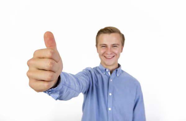 Porträt eines coolen Jungen mit blauem Hemd, das ein Zeichen nach oben zeigt — Stockfoto