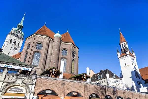 Toeristen op de Viktualienmarkt in München — Stockfoto