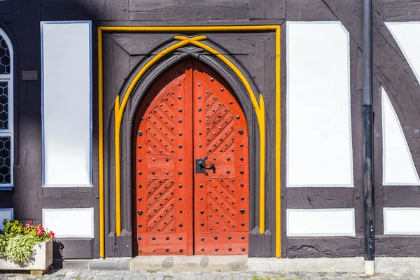 Puerta vieja en casas medievales en Schotten — Foto de Stock