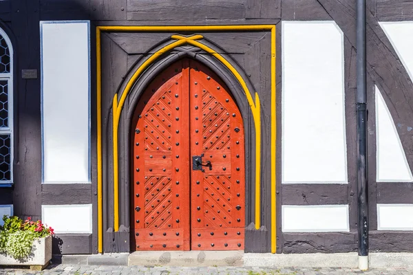 Porta velha em casas medievais em Schotten — Fotografia de Stock