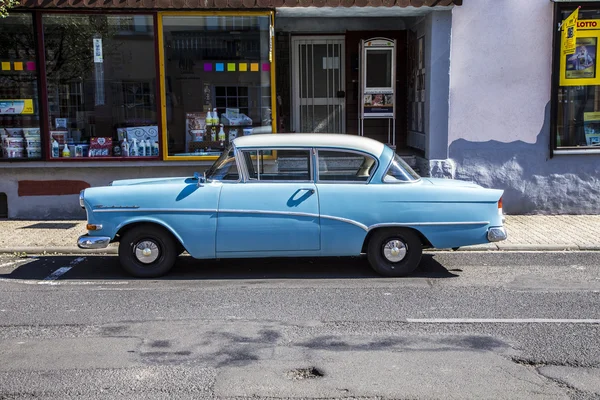 Old Opel Rekord parks at a street in Schotten — Stockfoto