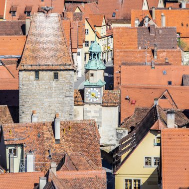 Rothenburg ob der Tauber kırmızı shingle çatı 