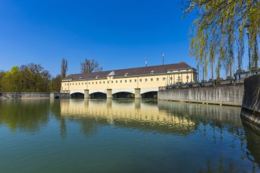 Münih'te Isar Nehri, tarihi weir 