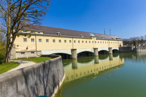 Starego jazu nad rzeką Isar w Monachium — Zdjęcie stockowe