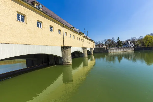 Историческая плотина на реке Изар в Мюнхене — стоковое фото