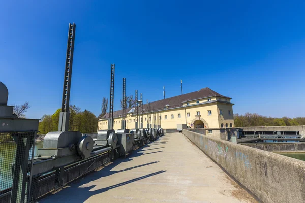 Historického jezu na řece Isar v Mnichově — Stock fotografie