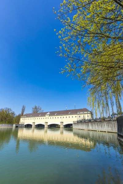 Münih'te Isar Nehri, tarihi weir — Stok fotoğraf