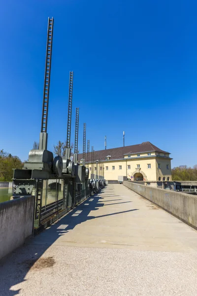 Déversoir historique sur la rivière Isar à Munich — Photo