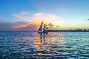Key West gün batımında yelkenli tekne ile