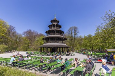 insanlar Çin tower yakınındaki Biergarten tadını çıkarın. 