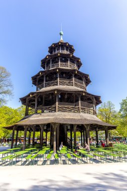 insanlar Çin tower yakınındaki Biergarten tadını çıkarın. 