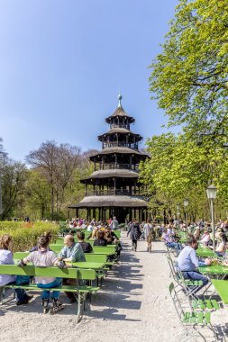 insanlar Çin tower yakınındaki Biergarten tadını çıkarın. 