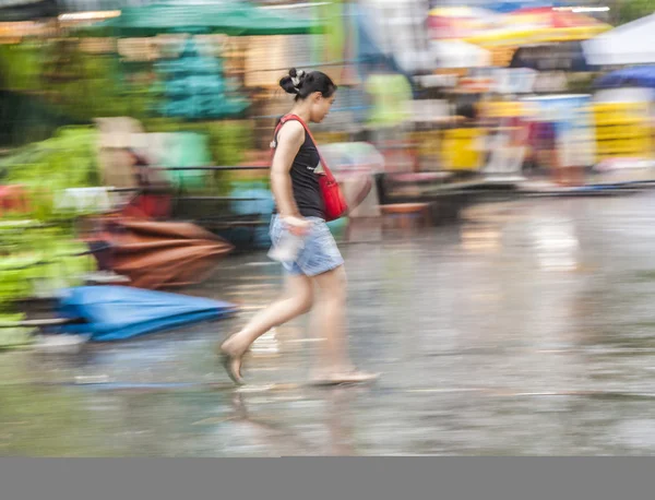 Femme en mouvement flou au marché de week-end Chatuchak dans le rai — Photo