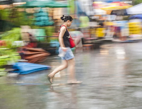 Donna in movimento sfocato al mercato fine settimana Chatuchak in rai — Foto Stock