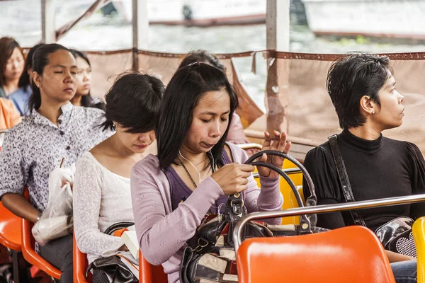 People travel by boat in Bangkok, Thailand — Stock Photo, Image