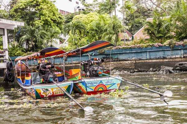 Iskelede tipik longboat — Stok fotoğraf