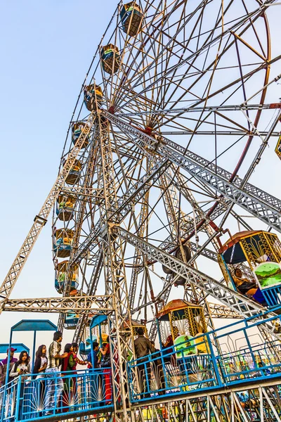 People enjoy the big wheel in the amusement park in Delhi in fro — Stock Photo, Image