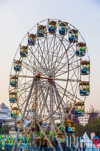 People enjoy the big wheel in the amusement park in Delhi in fro — Stock Photo, Image