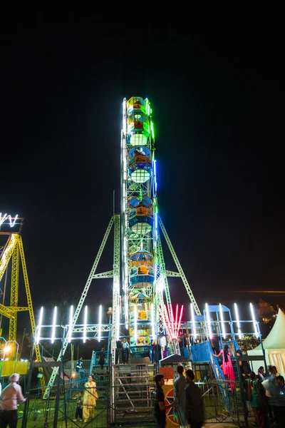 People enjoy the big wheel in the amusement park in Delhi — Stock Photo, Image