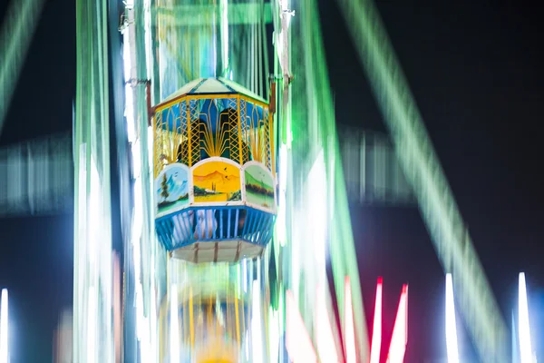 Les gens profitent de la grande roue dans le parc d'attractions à Delhi — Photo