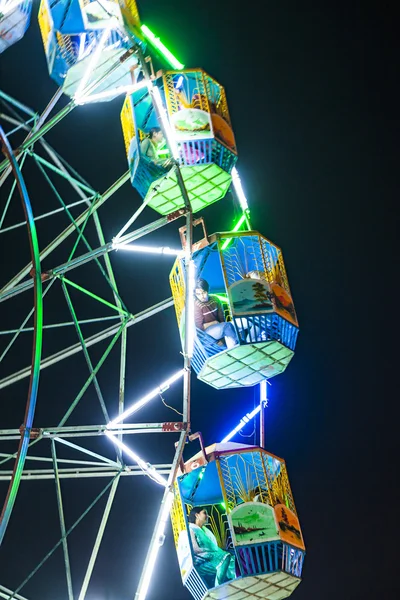 La gente gode la ruota grande nel parco di divertimenti a Delhi — Foto Stock