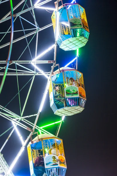 Les gens profitent de la grande roue dans le parc d'attractions à Delhi — Photo